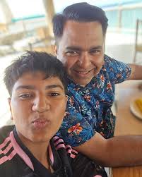 Nuestro hijo cumple 15 hoy. Eres un hijo prometedor. Cuando Dios dijo que  tendrás un niño y le llamarás David. Eras invisible pero Dios te conocía.  Él te ha creado y te