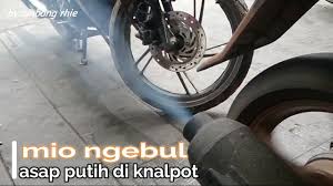 Jika kita tidak tahu maka akan langsung panik karena akan diikuti gejala lain yang mengikutinya cara mengatasi motor ngebul tanpa bongkar mesin, motor keluar asap putih tipis, motor keluar asap putih saat dipanaskan, motor. Penyebab Motor Matic Ngebul Asap Putih Youtube