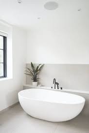 Ukuran kamar mandi terkecil jika akan menggunakan unit bathtub sudut adalah dengan lebar 1,5m x panjang 2,25m, jika menggunakan unit bathtub persegi maka dengan lebar 2m x panjang 2,25cm. 11 Kamar Mandi Minimalis Dengan Bathtub Kecil Tapi Terlihat Mahal Rumah123 Com