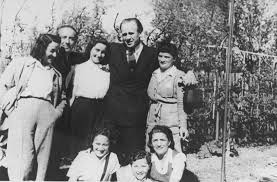 Businessman oskar schindler (liam neeson) arrives in krakow in 1939, ready to make his fortune from world war ii, which has just started. Schindler Mit Einigen Der Menschen Die Er Gerettet Hat Holocaust Enzyklopadie