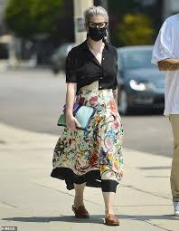 Kelly osbourne denied having plastic surgery in an instagram clip she posted monday, answering the osbournes star said, 'and i have not done plastic surgery. Kelly Osbourne Zeigt Einen Straffen Bauch Wahrend Sie Mit Einem Mannlichen Freund In West Hollywood Zu Mittag Isst Nach Welt