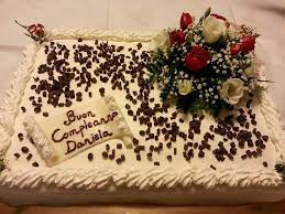 Torta Di Compleanno Con Pan Di Spagna Al Cacao Crema Al Caffe Panna Scagliette Di Cioccolato E Fiori Freschi Dolci Di Compleanno Torte Di Compleanno Torte