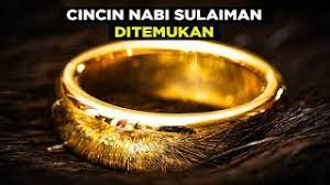 Begitu nabi sulaimat wafat, cincinnya menghilang tanpa ada satu manusia pun yang pernah menemukannya, bahkan sampai saat ini. Cincin Nabi Sulaiman Ditemukan Orang Yang Memakainya Akan Menguasai Dunia Youtube