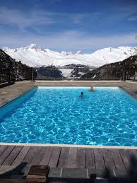 Les Arcs 1950 Savoie Dans Le Village On Trouve Des Jacuzzis Interieurs Et Exterieurs Et Des Piscines Au Bord Des Pistes Avec Vue Sur Pool Travel Outdoor