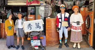 萬秀的洗衣店｜want show as young 👴🏼萬吉（83才）x 👵🏼秀娥（84才）= 萬秀 鄉下洗衣老職人+ 客人遺棄沒付錢的衣服👔 孫子不忍心看阿公阿嬤每天無聊發呆 衣服就算放了10年，還是可以很時尚 萬吉秀娥就算84歲，還是可以 as young 溫馨提醒 🔔｜洗衣服請記得拿｜ è¬ç§€çš„æ´—è¡£åº— Igçˆ†ç´… 80æ­² è¬ç§€ Cpçµ„åˆ é«˜é½¡å¾©å¤ç©¿æ­ æ°£å‹¢å®Œå…¨ä¸è¼¸å¹´è¼•äºº Beautyç¾Žäººåœˆ