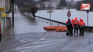 Suite aux intempéries de ces derniers jours, certaines rues de saintes sont inondées et donc coupées à la circulation. Saintes Sous L Eau La Ville Connait Une Crue Exceptionnelle De La Charente Jamais Vue Depuis 1994 Aunis Tv L Actualite Du Pays D Aunis En Charente Maritime L Info A La Rochelle Rochefort