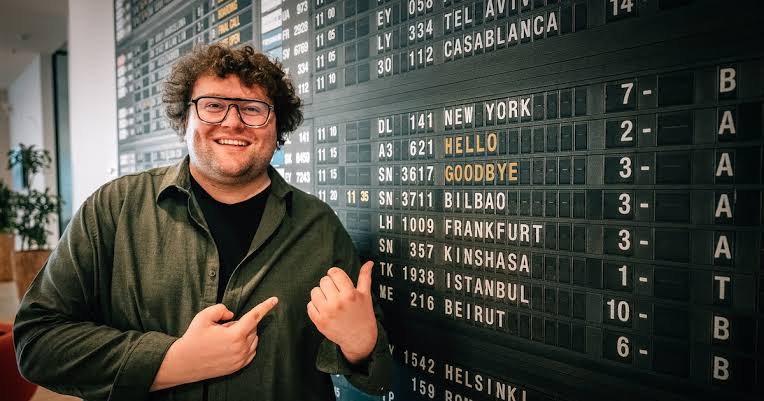 Hello goodbye' keert terug op VRT 1: Manu Van Acker wacht reizigers op in  Brussels Airport | Showbizz | HLN.be