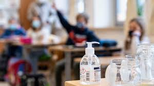 Bei der einreise aus virusvariantengebieten soll es hingegen bei der testpflicht bleiben, da bei manchen varianten der impfschutz kleiner ist. Gurgeltests Und Testpflicht So Geht S Weiter An Bayerns Schulen Br24
