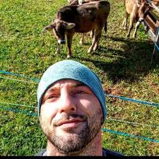 Jovanotti ospite a belve , e racconta: "Siamo andati a vedere il Milan con  l'elicottero da Arcore. Ha sfoderato tutto il suo repertorio, poi mi disse:  'dobbiamo fare la pipì insieme sennò