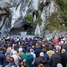 Sur les pas de bernadette soubirous, les pèlerins de tous âges et de toute condition viennent du monde entier recevoir une guérison intérieure. The Authentic Pilgrimage In Lourdes
