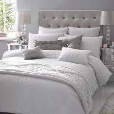 Schlafzimmer Komplett In Weiss Einrichten Ruhe Und Entspannung Finden Wohnung Schlafzimmer Schlafzimmer Schlafzimmer Einrichten