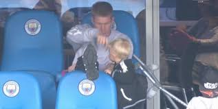 Kevin de bruyne's 'embarrassing story' of how he got with his model wife is genuinely wholesome. Kevin De Bruyne S Cute Son Tries To Climb Over Crocked Man City Star S Leg As He Rests Injured Knee During Huddersfield Clash