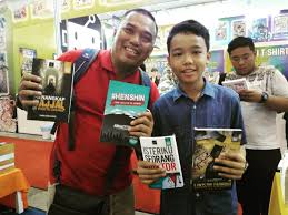 Syukur alhamdulillah dapat juga kami semua barisan penulis buku kompilasi travelog 7 benua, yang menyumbangkan sekelumit kisah perjalanan kami di negara orang berkumpul di hari terakhir di pesta buku antarabangsa kuala lumpur di maeps serdang. Tarbiah Sentap No Twitter Jom Ramai2 Dtg Booth Kami Hijrah Indie Utk Dapat Kesemua 16 Koleksi Tarbiah Sentap Di Pesta Buku Maeps Serdang