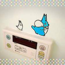 ダイソーやセリアなどの100均で手に入るガラス絵の具 これを使って ステンドグラス風のフレームやシールなど 様々なインテリアアイテムを作れるってご存知でしたか 子どもにも楽しめるから 夏休みの自由工作などにもオススメです ガラス絵の具 ウォール