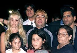 Claudia, por su parte, prefirió seguir residiendo en la capital argentina junto a sus dos hijas, dalma y diego y claudia contrajeron matrimonio en 1986. Who Is Diego Maradona S Ex Wife Claudia Villafane How Long Were They Married And How Many Children Did They Have