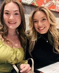 Elizabeth Arnett's Instagram, Twitter & Facebook