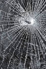 Karena dilapisi dengan pvb atau eva tersebut, membuat lapisan kaca tetap terikat atau tetap menempel bahkan saat pecah, dan kekuatannya yang tinggi mencegah kaca pecah menjadi potongan tajam yang besar. 21 Ide Layar Pecah Wallpaper Layar Lock Screen Wallpaper Wallpaper Layar Kunci Iphone