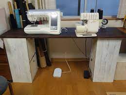 ミシンをのせて快適に作業できるテーブルが欲しかったので ホームセンターに売っているカラーボックスをリメイクして作ってみました 作りたいミシン台 ミシンをのせるので 奥行きはあまりなくていいのだけれど普通のミシンとロックミシンを横に並べて置きたいから 横