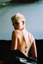 The stereotypical association of lesbians with short hair doesn't necessarily apply to black women. Lesbian Photography Short Platinum Blonde Hair Lesbian Hair Short Hair Styles