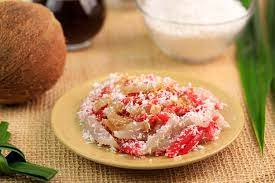 Yang berwarna merah muda itu cenil, lalu di bawahnya yang berwarna coklat namanya tumpeng tiwul, warna putih: Resep Cenil Legit Jajanan Tradisional Teman Makan Lupis