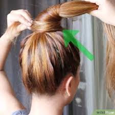 Spazzola e liscia i capelli con una spazzola piatta. 6 Modi Per Fare Uno Chignon Alto Wikihow