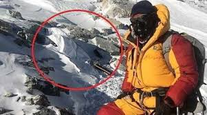 Mount everest is the most popular and most recognized mountain in the world. Shocker There Are More Than 200 Dead Bodies On Mt Everest Climbers Use Them As Landmarks Illuminaija