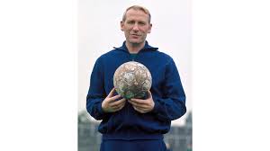 Bert trautmann begins looking a little bored when the broken neck is mentioned. News Dfb Deutscher Fussball Bund E V