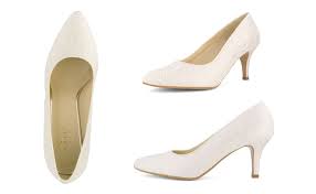 Visualizza altre idee su scarpe da sposa in pizzo, scarpe da sposa, sposa in pizzo. Belle Scarpe Da Sposa Per Il Giorno Del Tuo Matrimonio Scarpe Avalia Suggerimenti Rapidi Per Aiutarti A Trovare Le Scarpe Da Sposa In Pizzo Dei Tuoi Sogni E Indossarle Comodamente