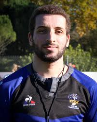 La fin de saison approche et les présentations des éducateurs s'accélèrent  ! Aujourd'hui, présentation #10 avec Alexis, Éducateur U6. Surnom :  Ouchouch Signe distinctif : cheveux frisés et barbe mal taillée Profession :