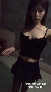 国产TS系列肤白貌美的张思妮夜晚露出挺着大屌下楼取快递