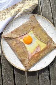 Des combinaisons simples, jambon et fromage, aux plus élaborées, au rouget et poivron, découvrez les merveilleuses recettes de bretagne réunies sur cette page. Galette Bretonne Complete Galette Oeuf Jambon Fromage