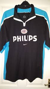 Psv stadyumu'nda oynanan ve i̇spanya futbol federasyonu'ndan alejandro hernandez'in yönettiği karşılaşmada ev sahibi psv eindhoven'in. Psv Eindhoven Away Football Shirt 1999 2000 Sponsored By Philips