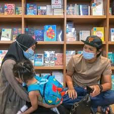 .terima kasih daun keladi budi tuan jadi kenangan buat bangsal di pulau daik menahan taut sambil mengilau kalau asal benih yang baik jatuh ke laut menjadi pulau tunduk menguning serumpun padi pohon palas di pinggir hutan tuan mencurah selaut budi tidak terbalas segunung intan pantun. Nisaaanas On Twitter Raffirashid Terima Kasih Daun Keladi Esok Esok Belajar Lagi Pantun Kerat Dua Tu Hahaha Occayyyy
