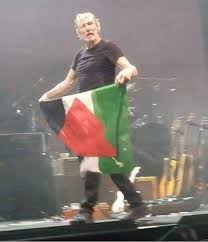 Palestinian flags on display during a radiohead performance in scotland. Mohamedgaza On Twitter Pink Floyd Legend Roger Waters Waves Palestinian Flag On Stage During A Concert In Rome