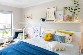 Smart wall 1 roll = 0.53m x 10.00m rp70.000 2. 7 Hiasan Kamar Tidur Ini Murah Meriah Tapi Nggak Murahan