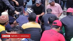 Seorang manajer operasional harus terlibat dalam mengawasi produksi barang atau penyediaan barang. Malaysia Razia Tenaga Kerja Ilegal Sebagian Tki Bermalam Di Hutan Dan Kontainer Bbc News Indonesia