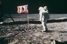Sur un ton un peu plus poétique, mitt romney affirme ce samedi que la lune pleure son premier fils terrien. Il Y A 50 Ans Neil Armstrong Faisait Son Petit Pas Sur La Lune International Levif