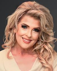 Kelli Voss's Instagram, Twitter & Facebook