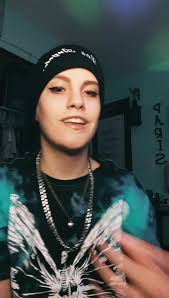 Kaiden Fox (@_uh_huh_honey)