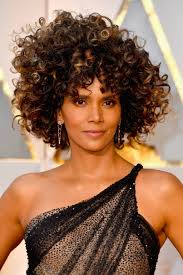 You Won T Be Able To Look Away From Halle Berry S Incredible Curls At The Oscars Curly Hair Styles Halle Berry Hairstyles Halle Berry