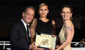 Quando un ragazzo con il volto ferito. 9dbxu7gdezelbm