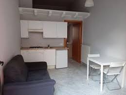 Ingresso, soggiorno con cucina a vista, camera da letto, bagno (finestrato) e giardino privato di circa 20 mq. Affitto Appartamento Arredato 400 Euro Milano Appartamenti In Affitto A Milano Mitula Case