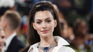 Anne Hathaway: Ihr Gesicht wirkt massiv verjüngt bei der Met-Gala 2025 |  STERN.de