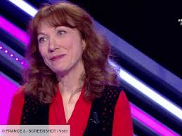 Samuel etienne anime ce jeu emblématique, qui voit chaque soir s'affronter quatre candidats autour de questions de culture générale. Video Questions Pour Un Champion Veronique La Championne Des 12 Coups De Midi Donne Des Nouvelles De Son Mari Handicape Voici