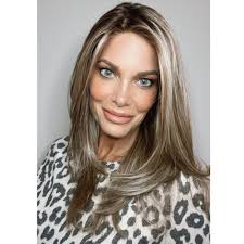 Peluca sintética Skyler de 20” de largo, en capas, color bronde  dimensional, con raíces, gorra mono con encaje ancho en la parte lateral y  encaje frontal para la mayoría de las líneas