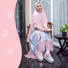Masalah lengan baju yang kepanjangan bisa kamu akali supaya terlihat cocok ketika dipakai. Anisa Rahma Rilis Sepatu Syar I Ini Bedanya Dengan Sepatu Biasa