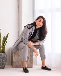 Athira is an actress, known for dada sahib (2000), bharthavudyogam (2001) and www.anukutumbam.com (2002). Athira Farina Pilot Wanita Yang Dobrak Standar Cantik Itu Harus Tampil Feminin