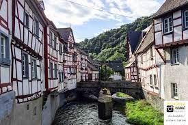 Sibirische kaltluft bleibt in den höheren lagen der eifel wenig wetterwirksam, da infolge der atlantiknähe auch im winter mildere meeresluft an die eifel herangeführt wird. Monreal Das Schonste Dorf Der Eifel Sonne Wolken