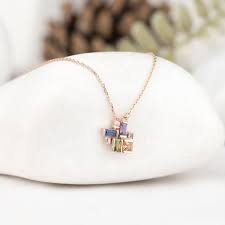 Collier élégant avec pierre de naissance