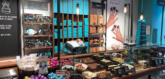 Agencement Chocolaterie Jeff De Bruges Rue Victor Hugo A Paris Chocolat Jeff De Bruges Enseigne Lumineuse Chocolaterie